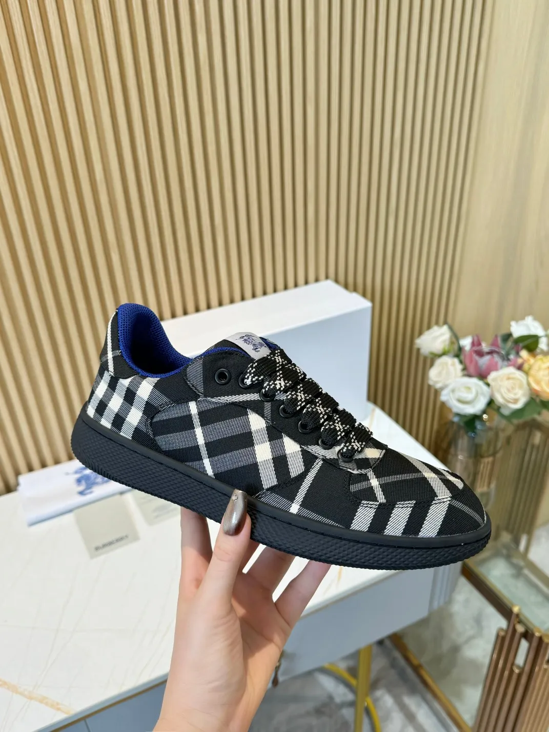 Men's men's shoes 💰560 Burberry's 2024 hot model is released. After three years, the classic plaid returns. It is versatile and decorated with worsted Burberry plaid pattern. Featuring a mesh lining and checkered laces, the rubber sole features the archive Burberry monogram. From Burberry's iconic collection, these wardrobe staples are interpreted with the brand's signature style.   ✅Fabric: classic cotton ✅Lining: original board lining, silk cowhide lining ✅Outsole: TPU ✅Color: black ✅Code number: 35-45 for men and women (45 customized)